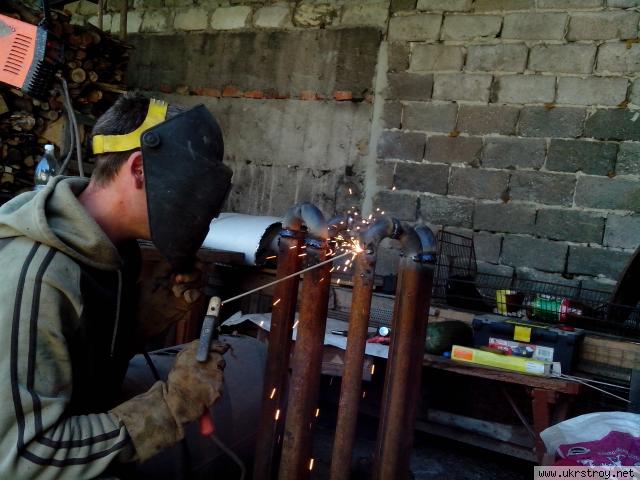 Сварщик в Донецке приедет приварит петлю навес засов на воротах дверях калитки