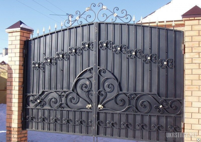 Кованные ворота в Донецке.
