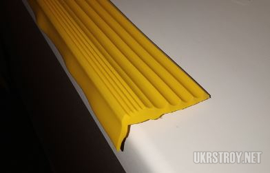 Резиновая противоскользящая накладка на ступени 50х20мм (Желтая)