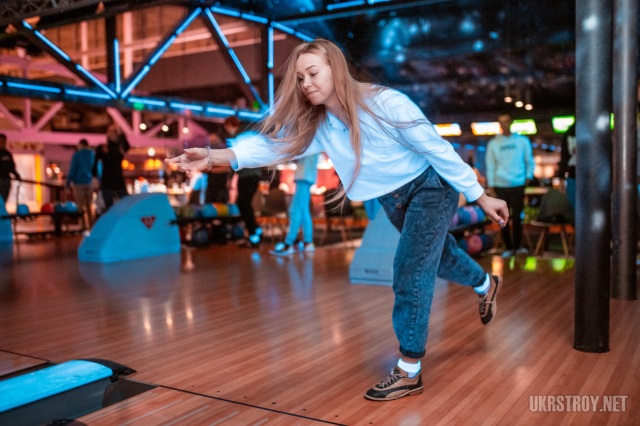 Astro Bowling - космічний боулінг в Києві, біля метро Шулявська