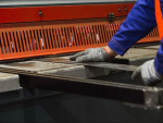 Рубка деталей из листового металла на гильотине фирмы AMADA Киев